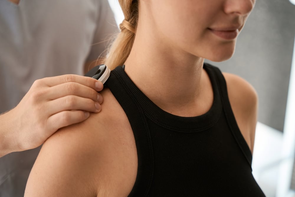 Čo znamená vykĺbené rameno příčiny príznaky